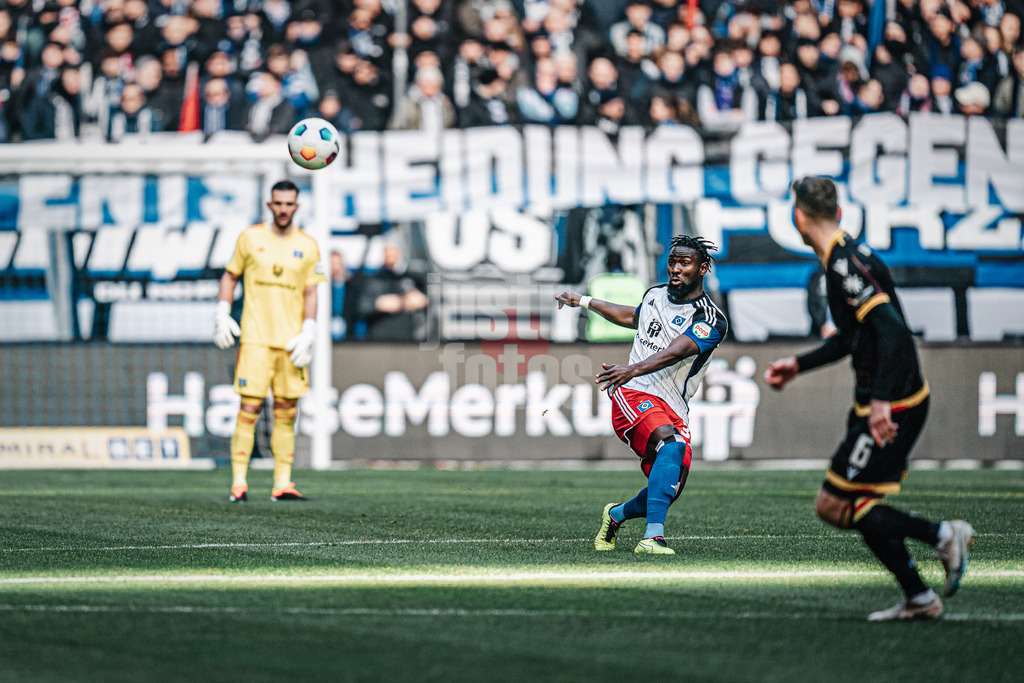 Fußball | Männer | Saison 2023/2024 | 2. Fußball-Bundesliga | 19. Spieltag | Hamburger SV vs. Karlsruher SC | 28.01.2024 | Stephan Ambrosius (#35, HSV) schlägt den Ball raus