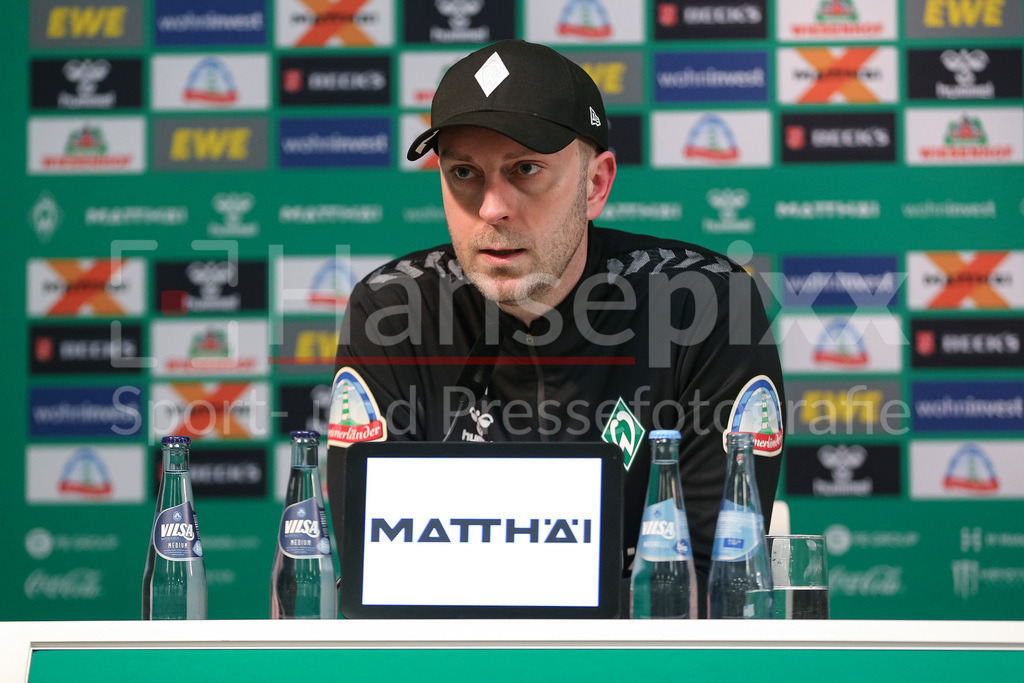 Fussball, Bundesliga, SV Werder Bremen - SC Freiburg | v.li.: Ole Werner (Trainer, Cheftrainer, SV Werder Bremen) während der Pressekonferenz, Portrait, Nahaufnahme, Einzelfoto, Einzelbild, DIE DFL-RICHTLINIEN UNTERSAGEN JEGLICHE NUTZUNG VON FOTOS ALS SEQUENZBILDER UND/ODER VIDEOÄHNLICHE FOTOSTRECKEN. DFL REGULATIONS PROHIBIT ANY USE OF PHOTOGRAPHS AS IMAGE SEQUENCES AND/OR QUASI-VIDEO.