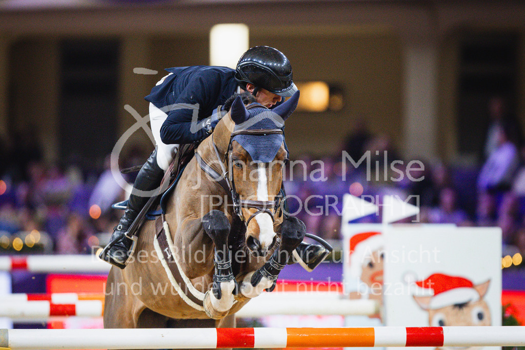 251221_IFRF_Jumping_GP-118 | Deine schönsten Turniermomente als professionelle Fotos! Entdecke hochwertige Pferdesport-Fotografie im Online-Shop. Jetzt Fotos finden & bestellen!