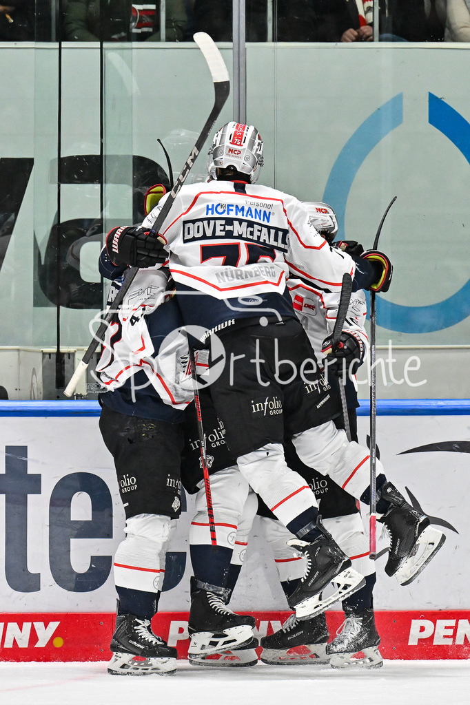 Augsburger Panther - Nürnberg Ice Tigers | AUGSBURG, GERMANY - 23. DECEMBER: Jubel der Gäste nach dem 2-3 Siegtreffer in der Overtime durch Brett MURRAY (Nürnberg Ice Tigers 81) / Tor / Torschuetze / Freude / Happy während dem Match zwischen den Augsburger Panthern und den Nürnberg Ice Tigers am 31. Spieltag der Penny DEL im Curt Frenzel Stadion