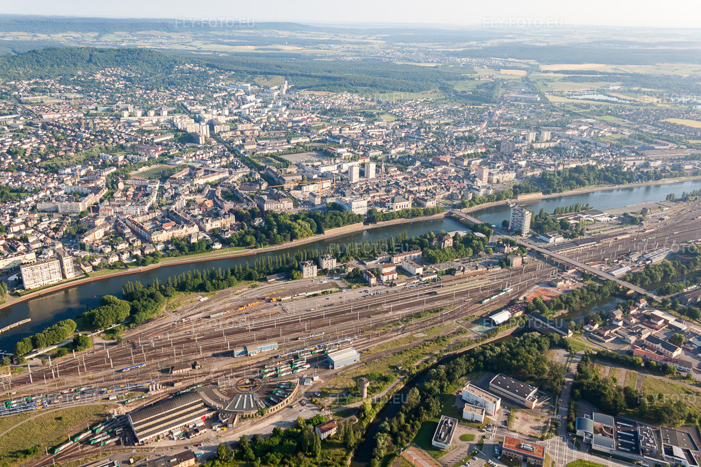 Vue aérienne: Voies ferrées et sections de voies sur les voies de garage et de manœuvre de la gare de triage et de la gare de marchandises du chemin de fer français sur la Moselle à Thionville à Yutz dans le département Moselle, France. Photo: IMG_29538.jpg prise le 27/06/2010 par Werner Riehm/FLY-FOTO.eu – Résolution de l'original: 4752 x 3168 px