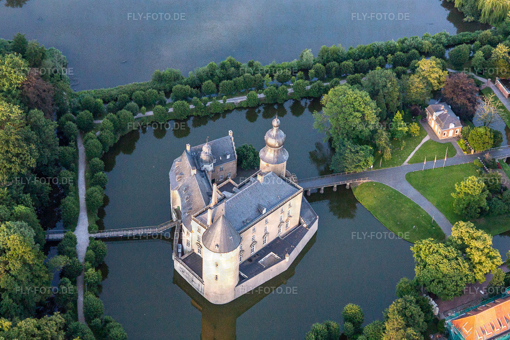 Jugendburg Gemen | Luftbild: Jugendburg Gemen im Ortsteil Gemen in Borken im Bundesland Nordrhein-Westfalen in Deutschland. Foto: IMG_008058.jpg vom 12.07.2020 durch Werner Riehm/FLY-FOTO.de - Realisiert mit Pictrs.com