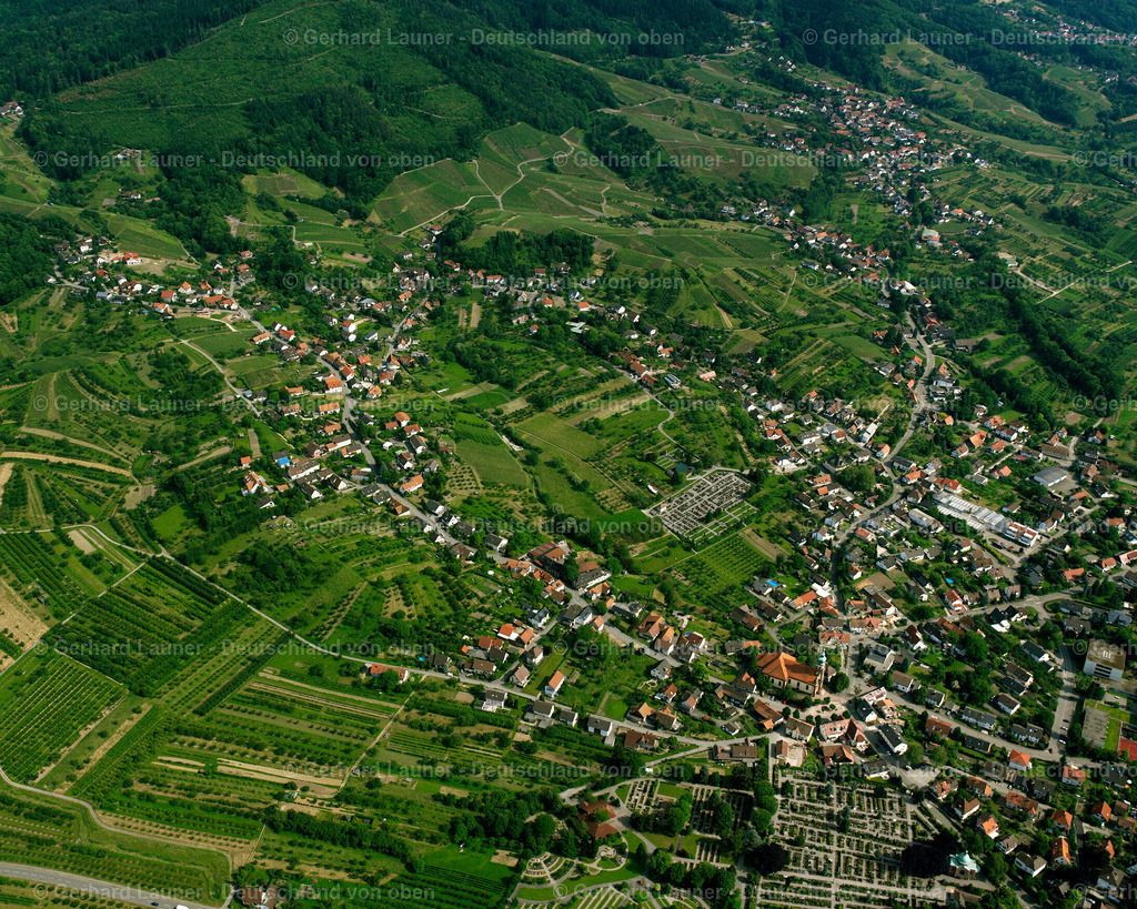 2526053 | BüHL 01.08.2005 Ortsansicht am Rande von landwirtschaftlichen Feldern und Nutzflächen  in Bühl im Bundesland Baden-Württemberg, Deutschland // Village view on the edge of agricultural fields and land  in Bühl in the state Baden-Wuerttemberg, Germany Foto: Gerhard Launer