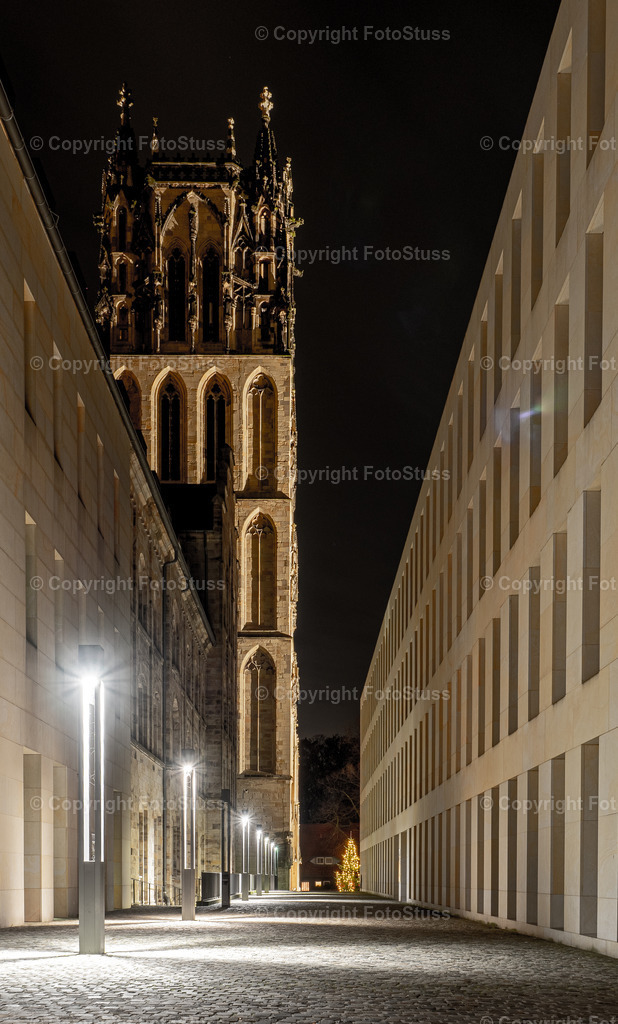 Liebfrauen-Überwasserkirche in der Stadt Münster bei Nacht | Blick auf den Turm der Liebfrauen-Überwasserkirche in der Stadt Münster bei Nacht. - Realisiert mit Pictrs.com
