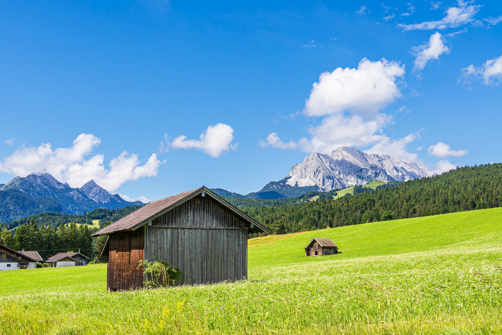 Heuhütte in den Buckelwiesen zwischen Mittenwald und Krün | Heuhütte in den Buckelwiesen zwischen Mittenwald und Krün.