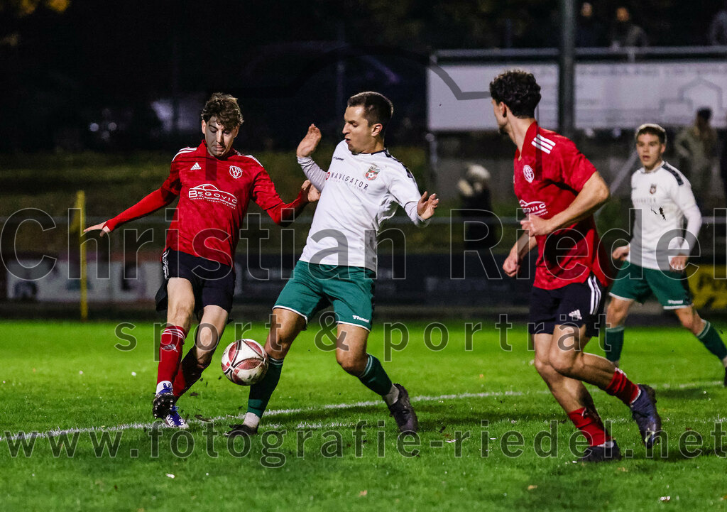 2023-11-17_073_FC_Schwaig_gegen_SpVgg_Feldmoching | Oberding, Deutschland, 17.11.2023:
Fußball, Landesliga Südost 2023 / 2024, 21. Spieltag, FC Schwaig gegen SpVgg Feldmoching, Endergebnis: 1:1

Moritz Haile (SpVgg Feldmoching, #20), Vincent Sommer (FC Schwaig, #10), Edon Prebreza (SpVgg Feldmoching, #7)

Foto: Christian Riedel / fotografie-riedel.net