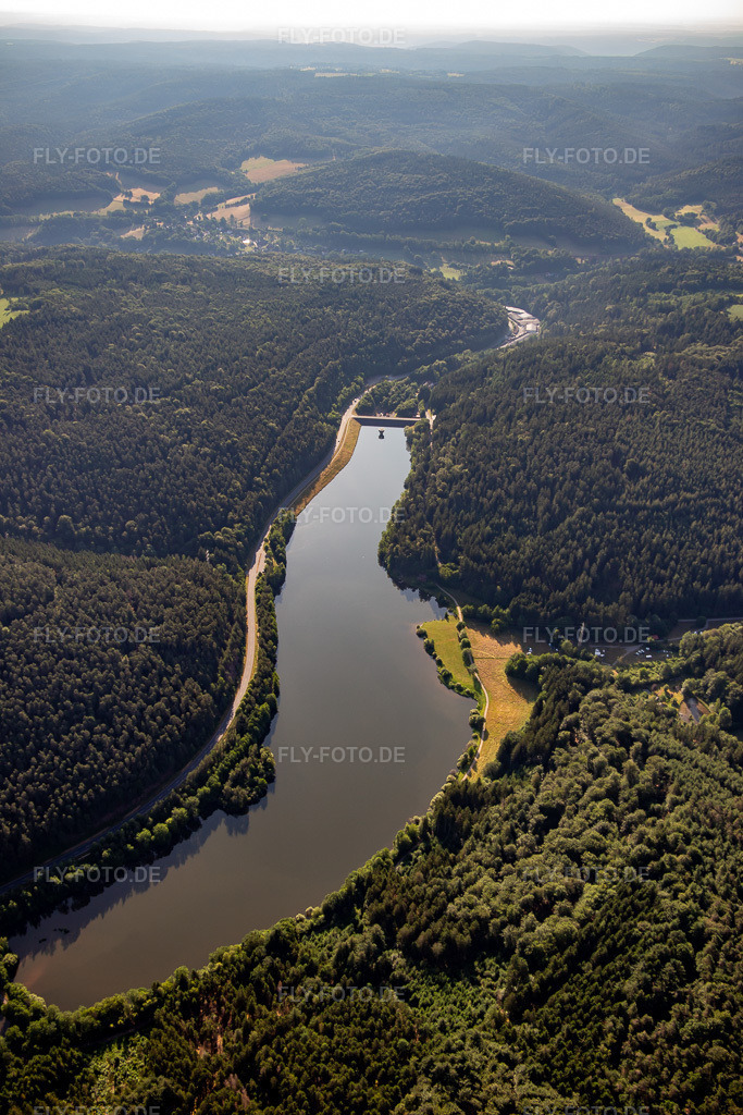 Luftbild: Marbach-Stausee im Ortsteil Hetzbach in Oberzent im Bundesland Hessen in Deutschland. Foto: IMG_137035.jpg vom 24.06.2023 durch Werner Riehm/FLY-FOTO.de