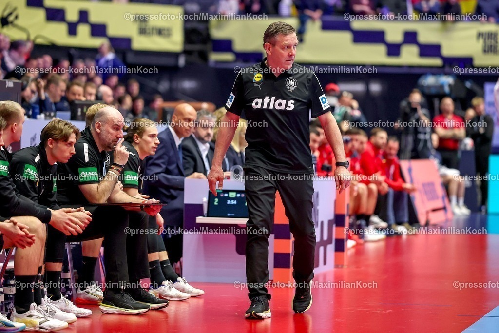 EHF19012602009 | 19.01.2026, Handball, Men's EHF EURO 2026, Deutschland - Spanien, Jyske Bank Boxen in Herning, Dänemark, Preliminary Round: Headcoach Alfred Gislason (Germany #hc) gestikulierend am Spielfeldrand  