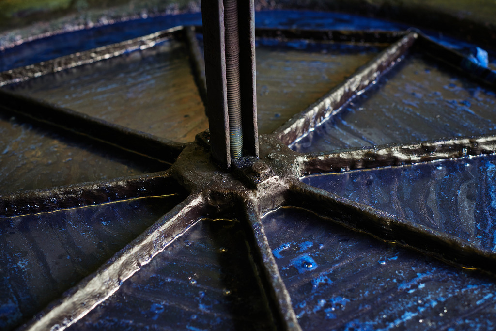 Becken mit Farbe | Steinberg, Austria - September 25, 2013: Original Indigo Blaudruck Koo in Burgenland; Becken mit Farbe. - Realisiert mit Pictrs.com