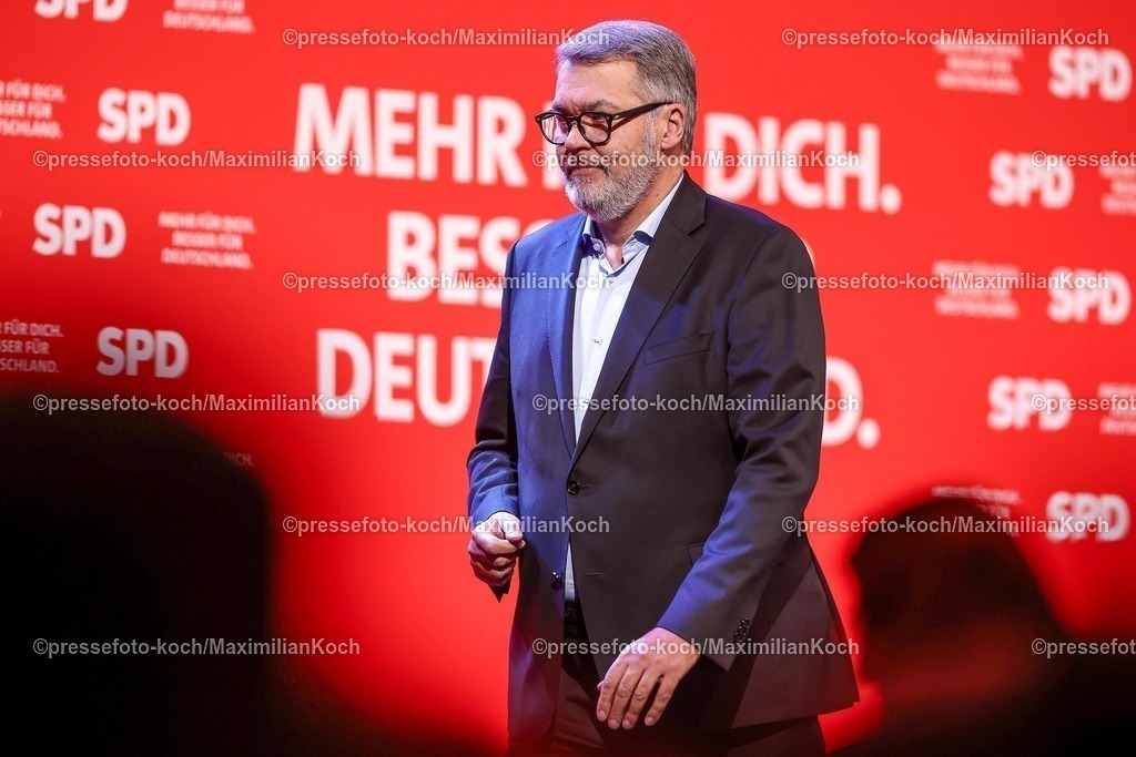 SPD21022502093 | 21.02.2025, Wahlkampfveranstaltung SPD,  Abschlusskundgebung der Sozialdemokratische Partei Deutschlands vor den Bundestagswahlen, Westfalenhalle Dortmund. Im Bild: Thomas Westphal (Oberbürgermeister Dortmund)