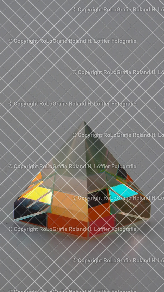 20241103-30 | Glaspyramide leuchtet in allen möglichen Farben - Realisiert mit Pictrs.com