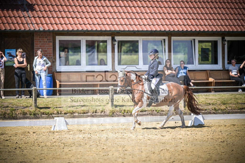 DOS_6708 | Entdecke hochwertige Reitturnierfotos von Foto Oger. Professionell, emotional und authentisch – jetzt Lieblingsmomente im Shop bestellen.Deutschlandweite Turnierfotografie. - Realisiert mit Pictrs.com