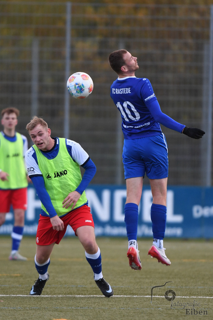 FC Rastede-FC Nordenham | Herren Bezirksliga 2; FC Rastede (blau)-FC Nordenham (gelbe Leibechen) am 16.11.2025 in Rastede (Sportanlage Köttersweg), Photo: Philip Eiben 2025 - Realisiert mit Pictrs.com
