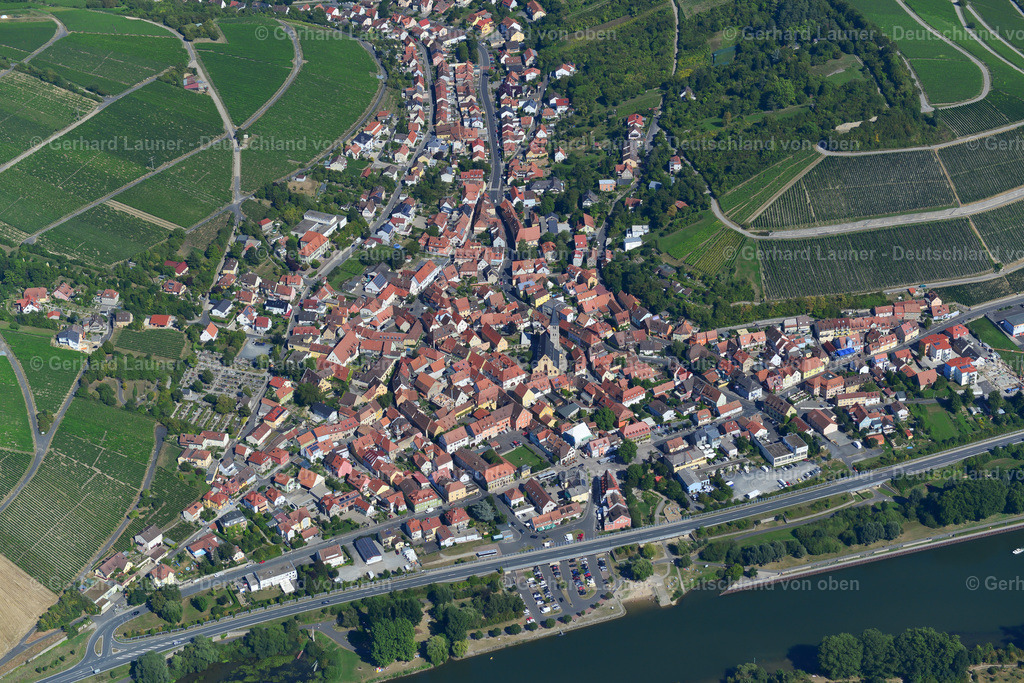 3650318 | HEIDINGSFELD 31.08.2016 Stadtgebiet mit Außenbezirken und Innenstadtbereich am Rand von landwirtschaftlichen Feldern und Ackerflächen in Heidingsfeld im Bundesland Bayern, Deutschland // Urban area with outskirts and inner city area on the edge of agricultural fields and arable land in Heidingsfeld in the state Bavaria, Germany Foto: Gerhard Launer