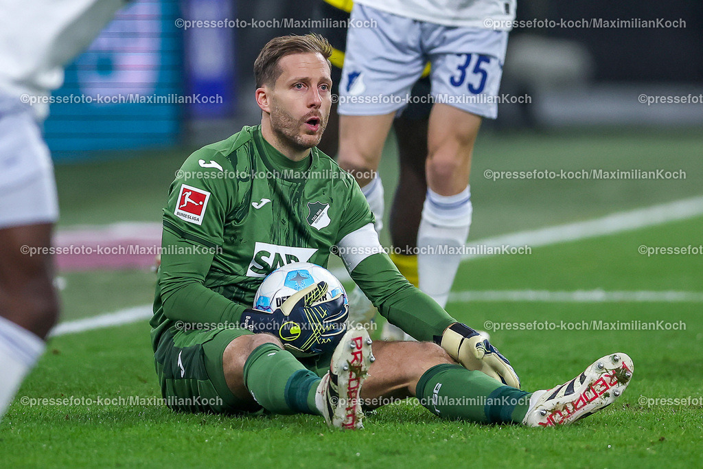 BVB15122401025 | 15.12.2024, Fußball, Borussia Dortmund - TSG 1899 Hoffenheim, 1. Fußball Bundesliga, 14. Spieltag, Signal Iduna Park, Saison 2024 2025: Torwart Oliver Baumann (Hoffenheim #1) sitzt mit dem Ball auf dem SpielfeldDFB regulations prohibit any use of photographs as image sequences and or quasi-video.