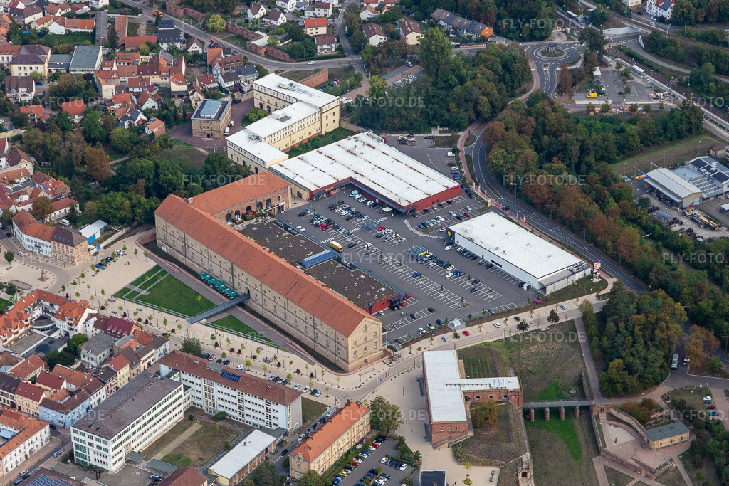 Luftbild: FMZ ehemalige Stadtkaserne mit Berufsbildende Schule am Paradeplatz in Germersheim im Bundesland Rheinland-Pfalz in Deutschland. Foto: IMG_122698.jpg vom 11.09.2020 durch Werner Riehm/FLY-FOTO.de
