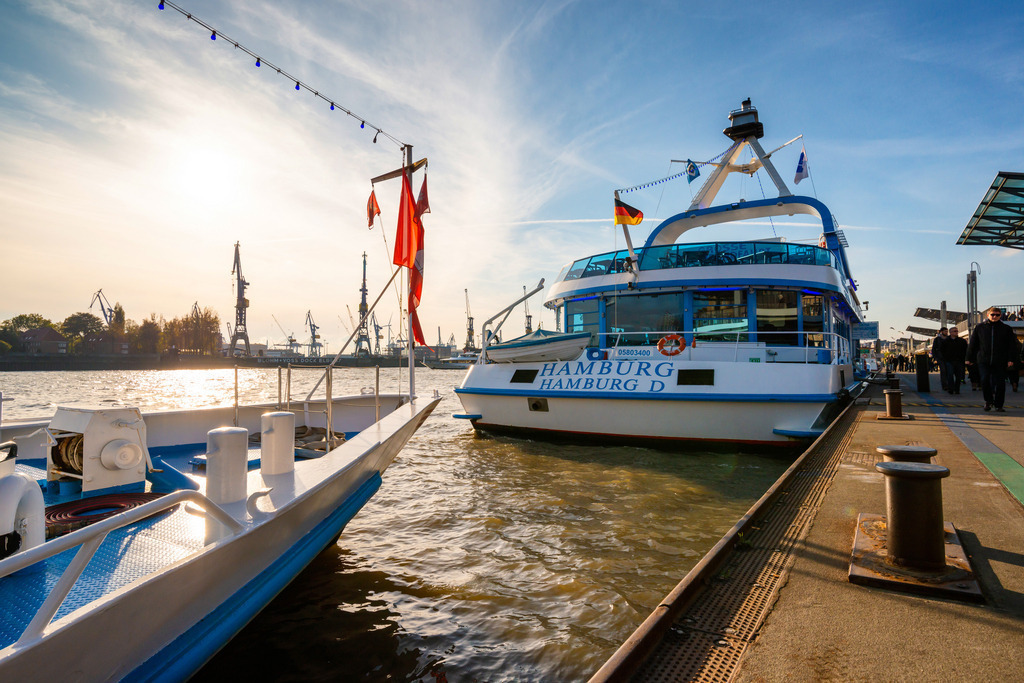 10230802 - MS Hamburg an den Landungsbrücken | Wunderschöne Lichtstimmung an den Landungsbrücken mit dem Fahrgastschiff MS Hamburg.