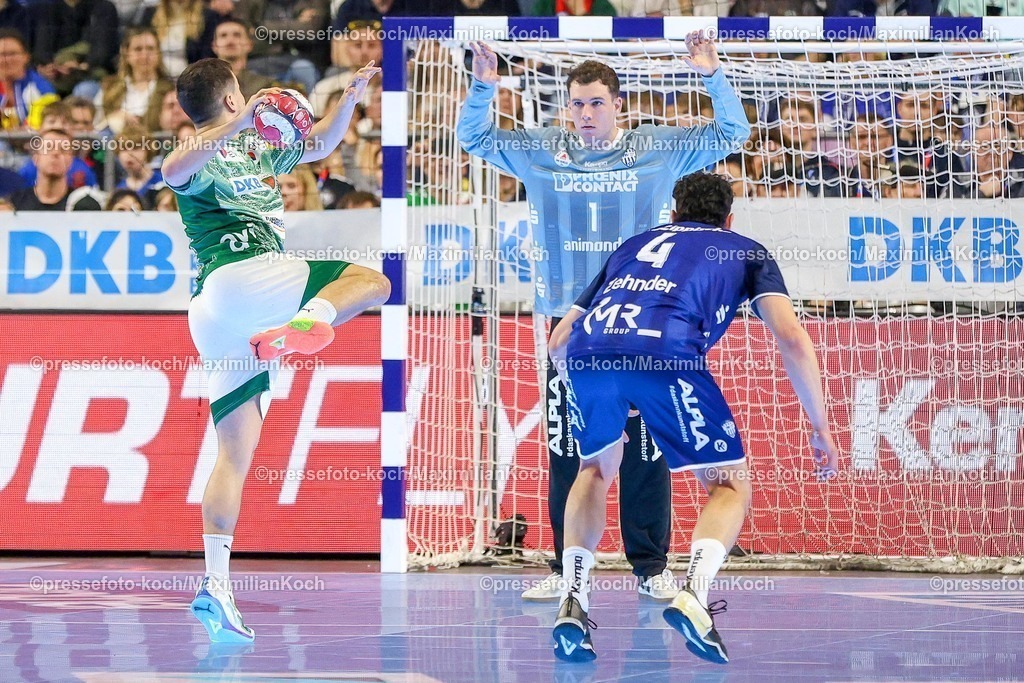 xSSCx18042601009 | 18.04.2026, xsscx, Handball, DHB-Pokal Lidl Final4, TBV Lemgo-Lippe - Füchse Berlin, Saison 2025 / 2026 Herren, Lanxess Arena: Tim Freihöfer (Füchse Berlin #20) beim Wurf gegen Constantin Möstl (TBV Lemgo Lippe #01) Photo: xSandraxScherningxPressefotoKochx