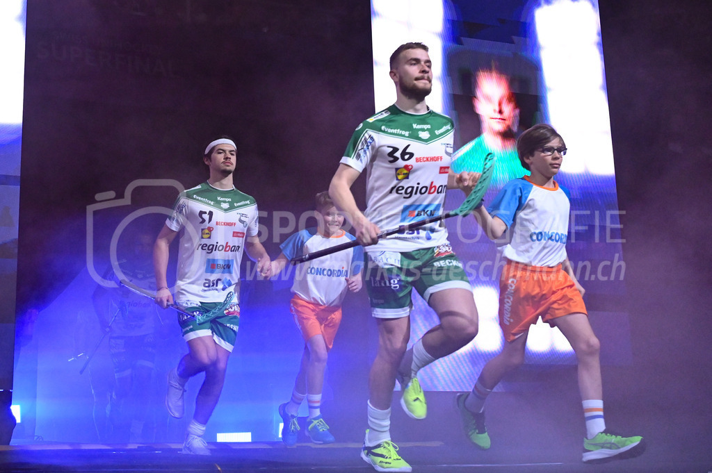 SV Wiler-Ersigen vs Floorball Köniz - 15. April 2023 | SV Wiler-Ersigen vs Floorball Köniz
Stimo Arena, Kloten
Jan Ziehli (#36 SV Wiler-Ersigen) und Jonathan Davet (#51 SV Wiler-Ersigen) mit Einlaufkids.
Bild: Sportfotografie Markus Aeschimann | www.markus-aeschimann.ch - Realisiert mit Pictrs.com