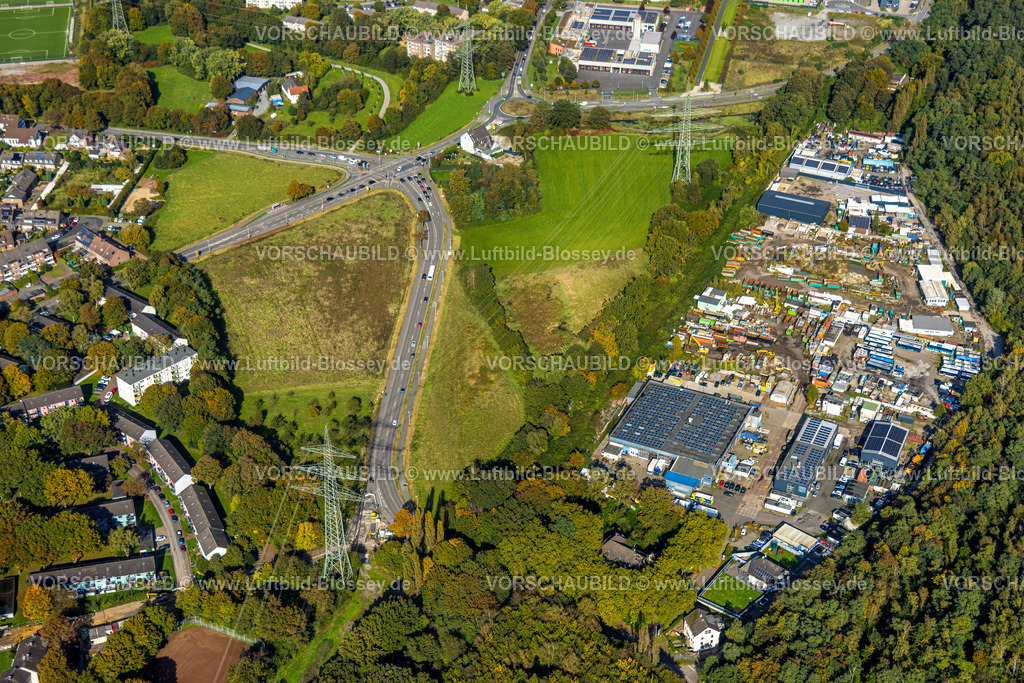 Dinslaken241009149 | Luftbild, Straßenkreuzung Hünxer Straße und Augustastraße, Kreisverkehr mit Hünxer Straße und Ober-Lohberg-Allee, rechts das Gewerbegebiet Ziegeleiweg, Blumenviertel, Dinslaken, Ruhrgebiet, Nordrhein-Westfalen, Deutschland
