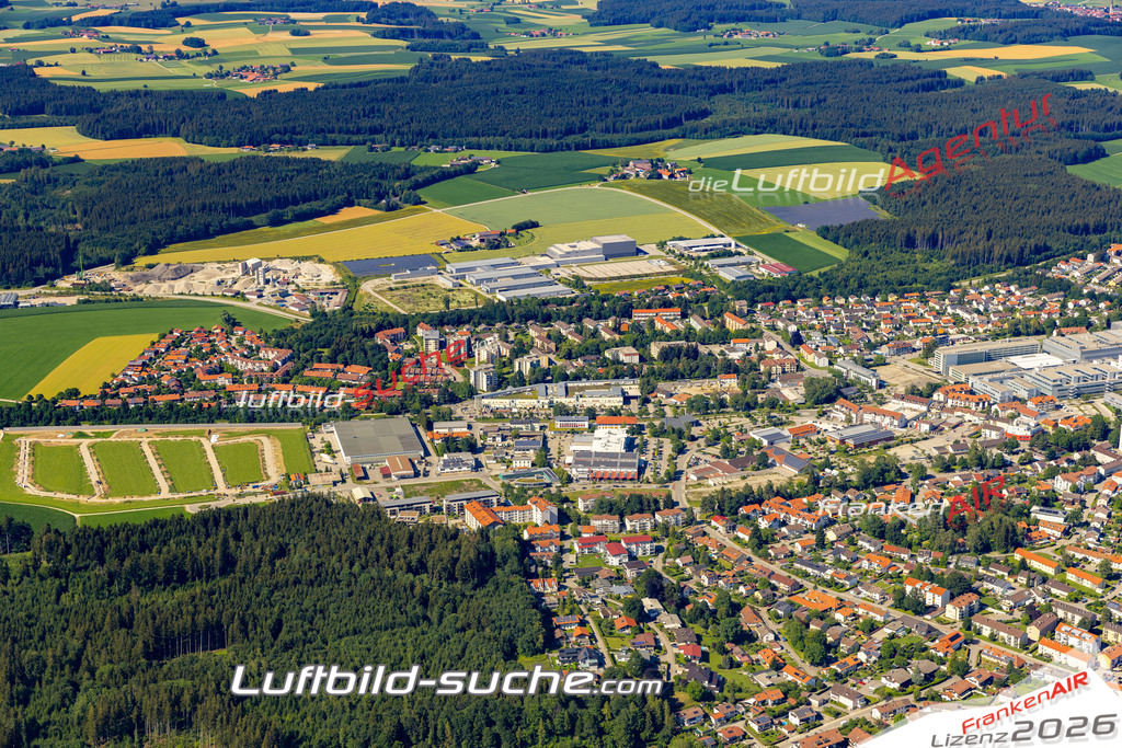 Aktuelles Luftbild von  Traunreut - Die Luftaufnahme wurde 2022 mittels UL-Flugzeug erstellt ( keine Drohne ) - hochauflösende Kamera-Systeme von  Canon -Beste Qualität - Für grossformatige Ausdrucke geeignet. Die Geschenkidee !