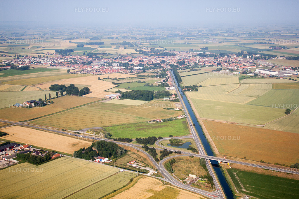 Vue aérienne: Vue de la ville à Bourbourg dans le département Nord, France. Photo: IMG_58969.jpg prise le 22/07/2013 par Werner Riehm/FLY-FOTO.eu – Résolution de l'original: 4752 x 3168 px