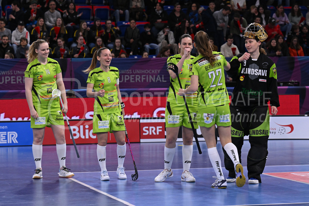 Kloten-Dietlikon Jets vs Skorpion Emmental Zollbrück - 15. April 2023 | 15.04.2023, Kloten, stimo arena, Swiss Unihockey Superfinal Frauen: Kloten-Dietlikon Jets - UHV Skorpion Emmental, Starting Six mit Lea Hanimann (#14 Skorpion Emmental Zollbrueck), Lisa Liechti (#8 Skorpion Emmental Zollbrueck), Marylin Thomi (#7 Skorpion Emmental Zollbrueck), Selma Bergmann (#22 Skorpion Emmental Zollbrueck) und Helen Bircher (#28 Skorpion Emmental Zollbrueck). - Realisiert mit Pictrs.com