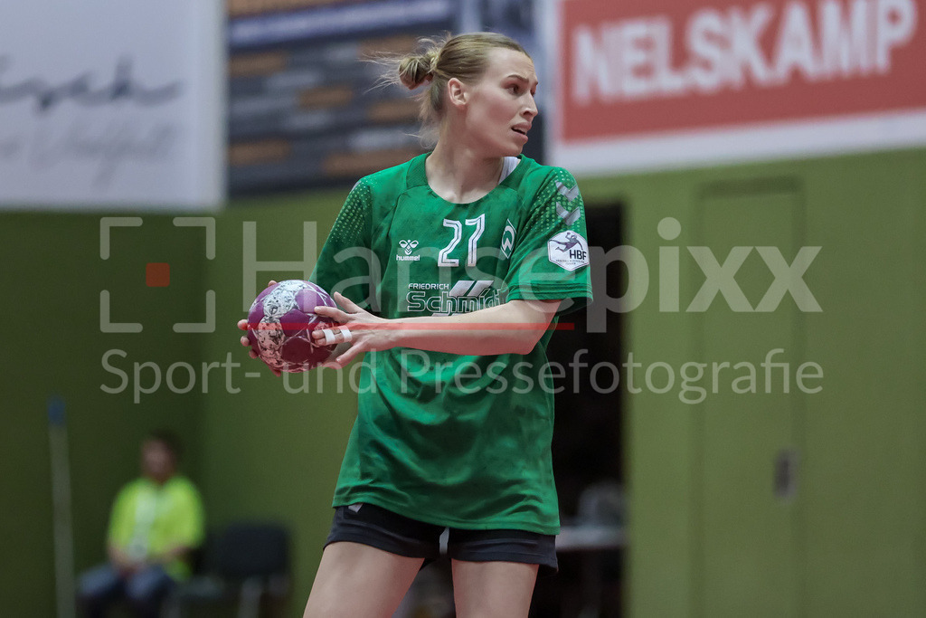 Handball, 2. Bundesliga Frauen, SV Werder Bremen - TSG 1846 Mainz-Bretzenheim | v.li.: Emma Ruwe (SV Werder Bremen, 27) am Ball, Spielszene, Aktion, Action, Portrait, Nahaufnahme, Einzelfoto, Einzelbild