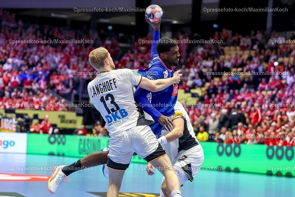 EHF28012602016 | 28.01.2026, Handball, Men's EHF EURO 2026, Deutschland - Frankreich, Jyske Bank Boxen in Herning, Dänemark, Main Round:   Dika Mem (France #10) im Zweikampf gegen   Matthes Langhoff (Germany #13)  Julian Köster (Germany #18)