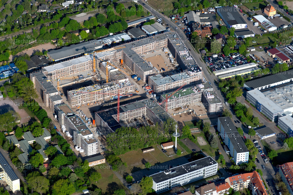 4026023 | ERFURT 06.05.2020 Baustelle zum Neubau einer Mehrfamilienhaus- Wohnanlage der " Projektgesellschaft Erfurt Nr.8 GmbH " an der Geschwister-Scholl-Straße - Am Alten Nordhäuser Bahnhof im Ortsteil Krämpfervorstadt in Erfurt im Bundesland Thüringen, Deutschland. Weiterführende Informationen bei: ImmVest Wolf GmbH,  PORR Deutschland GmbH,  homuth+partner architekten. // Construction site to build a new multi-family residential complex of " Projektgesellschaft Erfurt Nr.8 GmbH " on Geschwister-Scholl-Strasse - Am Alten Nordhaeuser Bahnhof in the district Kraempfervorstadt in Erfurt in the state Thuringia, Germany. Further information at: ImmVest Wolf GmbH,  PORR Deutschland GmbH,  homuth+partner architekten. Foto: Gerhard Launer
