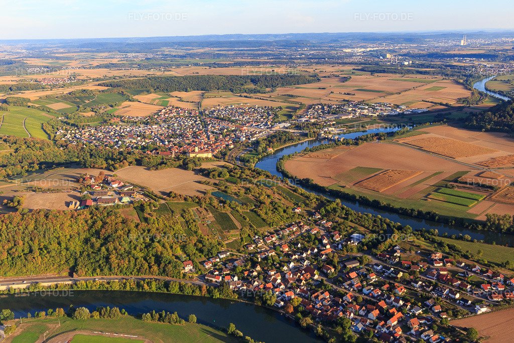 Luftbild: Dorfansicht in einer Neckarschleife vor Haßmersheim im Ortsteil Böttingen in Gundelsheim im Bundesland Baden-Württemberg in Deutschland. Foto: IMG_111505.jpg vom 09.09.2018 durch Werner Riehm/FLY-FOTO.de