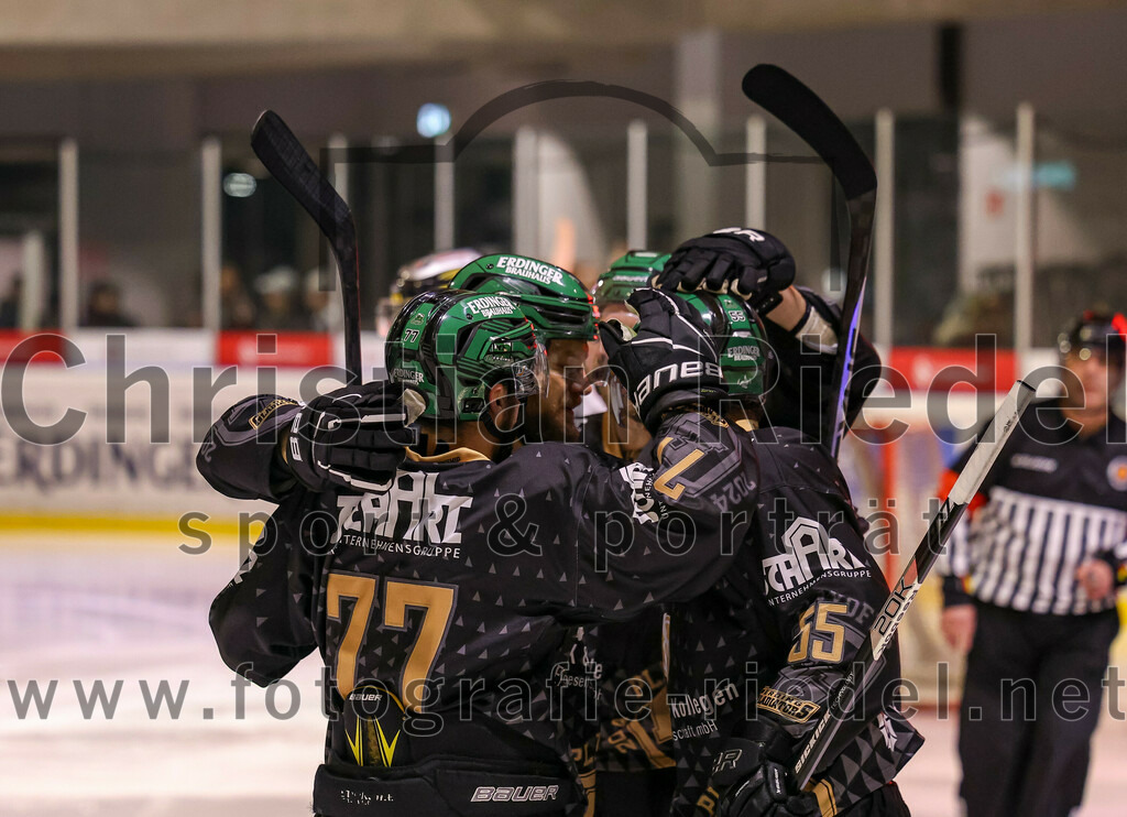 2024-03-01_015_TSV_Erding_gegen_ERSC_Amberg | Erding, Deutschland, 01.03.2024:
Eishockey, Bayernliga Playoffs 2023 / 2024, 5. Spieltag, TSV Erding gegen ERSC Amberg, Endergebnis: 9:0

Philipp Michl (Erding Gladiators, #77), Elias Maier (Erding Gladiators, #15), Petr Pohl (Erding Gladiators, #55)

Foto: Christian Riedel / fotografie-riedel.net