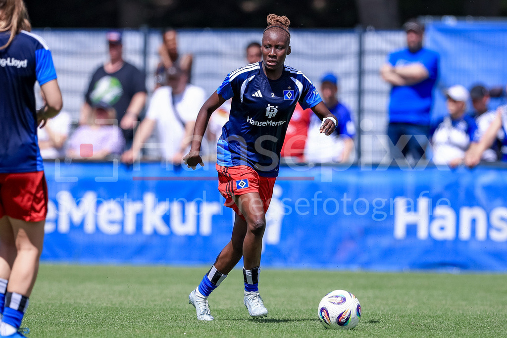 Fussball, Testspiel Frauen, Hamburger SV - Hertha BSC | Magou Doucoure (Hamburger SV, HSV, 2) am Ball, Einzelbild, Ganzkörper, Aktion, Action, Spielszene