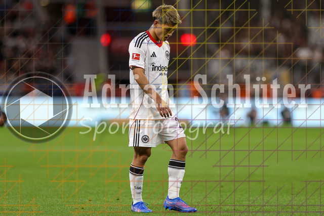 Bayer 04 Leverkusen vs Eintracht Frankfurt - Bundesliga  | Leverkusen, Deutschland, 12.09.25:   Ritsu Doan (Eintracht Frankfurt) schaut zum Bodenwaehrend des Spiels der Bundesliga zwischen  Bayer 04 Leverkusen vs Eintracht Frankfurt in der BayArena(Foto von Brauer-Fotoagentur / Adrian Schlueter)
