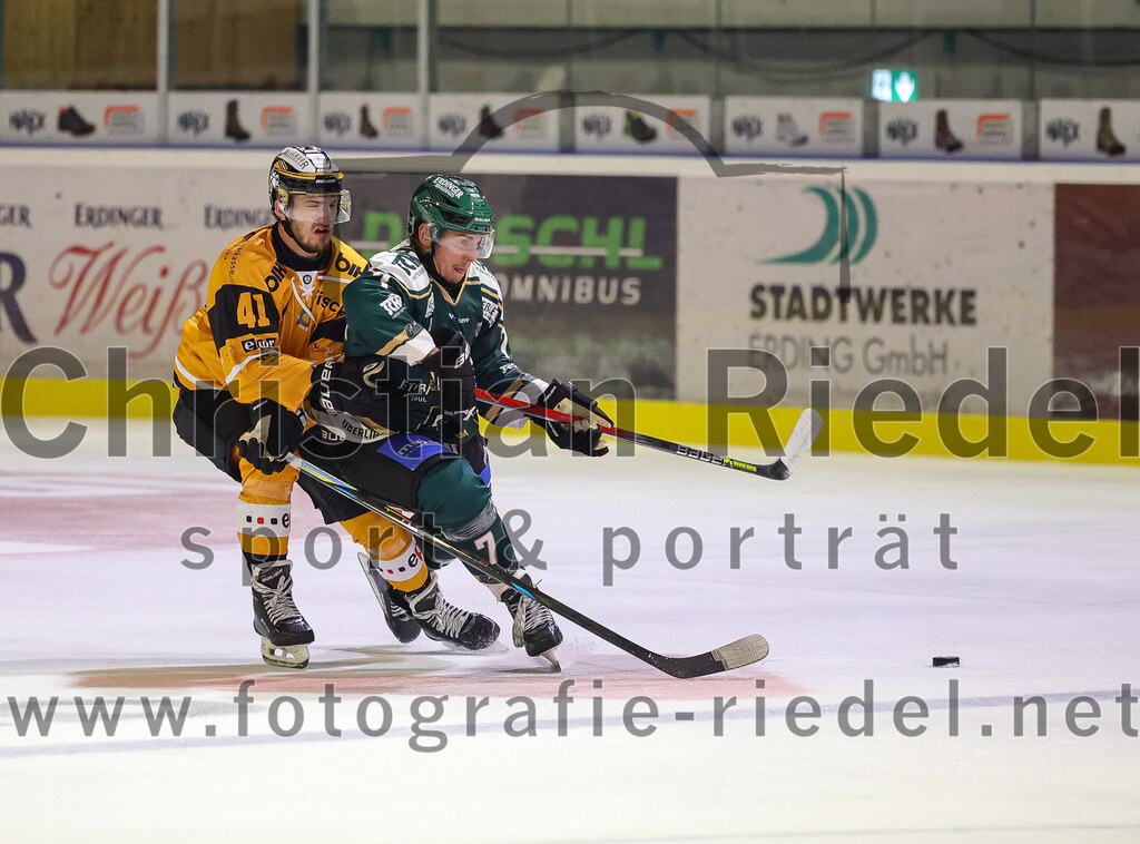 2025-08-22_087_TSV_Erding_gegen_EV_Fuessen | Erding, Deutschland, 22.08.2025:Eishockey, Oberliga Süd 2025 / 2026, Testspiel, TSV Erding gegen EV Füssen, Endergebnis: 1:4Marek Slavik (EV Füssen, #41), Louis Trattner (Erding Gladiators, #7)Foto: Christian Riedel / fotografie-riedel.net