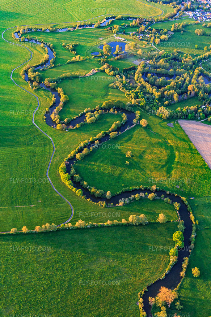 Aerial view: Meandering course of the Saar River in Keskastel in the state Bas-Rhin, France.Photo: IMG_146210.jpg taken on 05/01/2025 by Werner Riehm/FLY-FOTO.comResolution of the original: 3648 x 5472 px