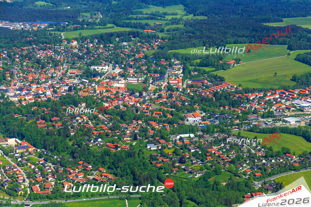 Die Luftaufnahme der Stadt Bad Tölz wurde vom UL-Flugzeug heraus erstellt ( keine Drohne )- hohe Auflösung für beste Qualität