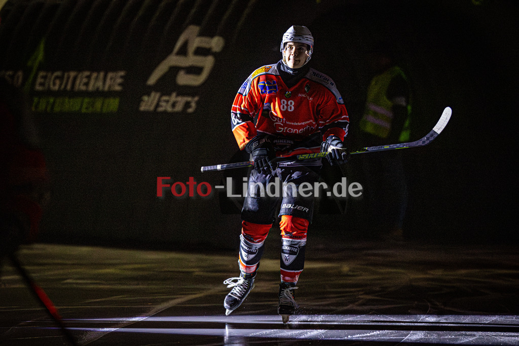 TSV Peißenberg MINERS gegen EHC Königsbrunn PINGUINE | Eishockey Bayernliga Herren Playoffs Viertelfinale 2024/25 - Spiel 2 von 7, TSV Peißenberg MINERS gegen EHC Königsbrunn PINGUINE, 20250209,Nepomuk RIEGER (MINERS 88) beim Einlauf, Eröffnung,2025-02-09 in Peißenberg (Eisstadion Peißenberg)Nepomuk RIEGER (MINERS 88)Copyright: WolfgangxLindner foto-lindner.de