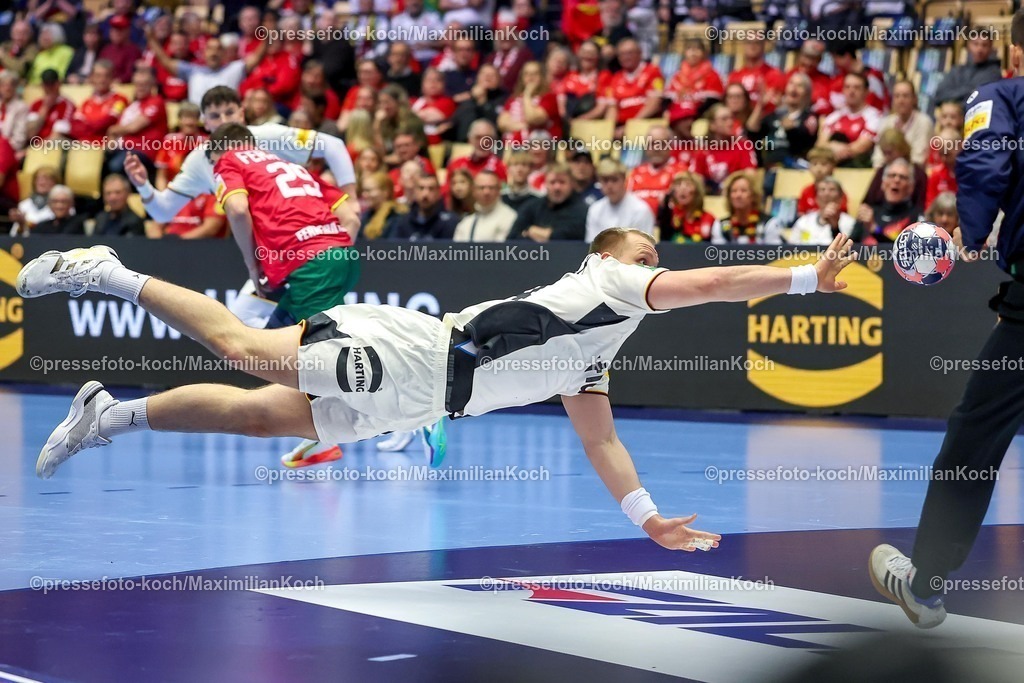 EHF22012601043 | 22.01.2026, Handball, Men's EHF EURO 2026, Deutschland - Portugal, Jyske Bank Boxen in Herning, Dänemark, Main Round:  Justus Fischer (Germany #54) springt dem Ball nach