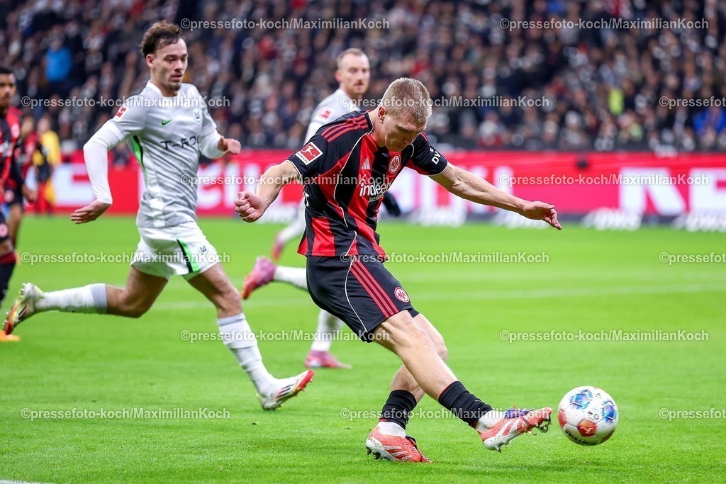 SGE30112501085 | 30.11.2025, Fußball, Eintracht Frankfurt - VfL Wolfsburg, 1. Fußball Bundesliga, 12. Spieltag, Deutsche-Bank-Park (Frankfurt am Main), Saison 2025 2026: Rasmus Kristensen (Eintracht Frankfurt #13) läuft richtung Tor  DFB Regulations prohibit any use of photographs as image sequences and or quasi-video.