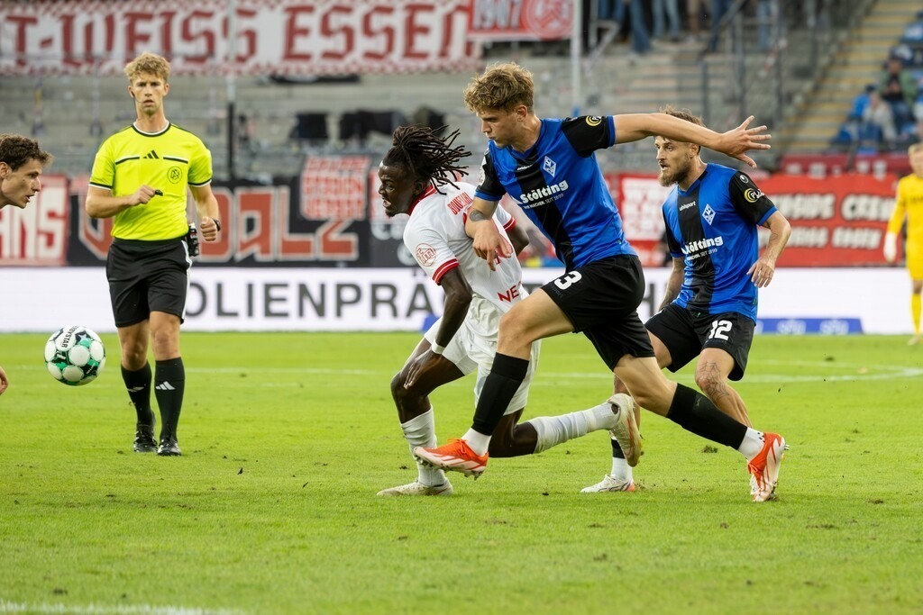 Fußball 3. Liga, Saison 2026/27, 6. Spieltag: Waldhof Mannheim gegen Rot-Weiss Essen | Fußball 3. Liga, Saison 2026/27, 6. Spieltag: Waldhof Mannheim gegen Rot-Weiss Essen***Franci Bouebari (19, Essen) und Moritz Malik Polte (3, Mannheim) im Zweikampf - Realisiert mit Pictrs.com
