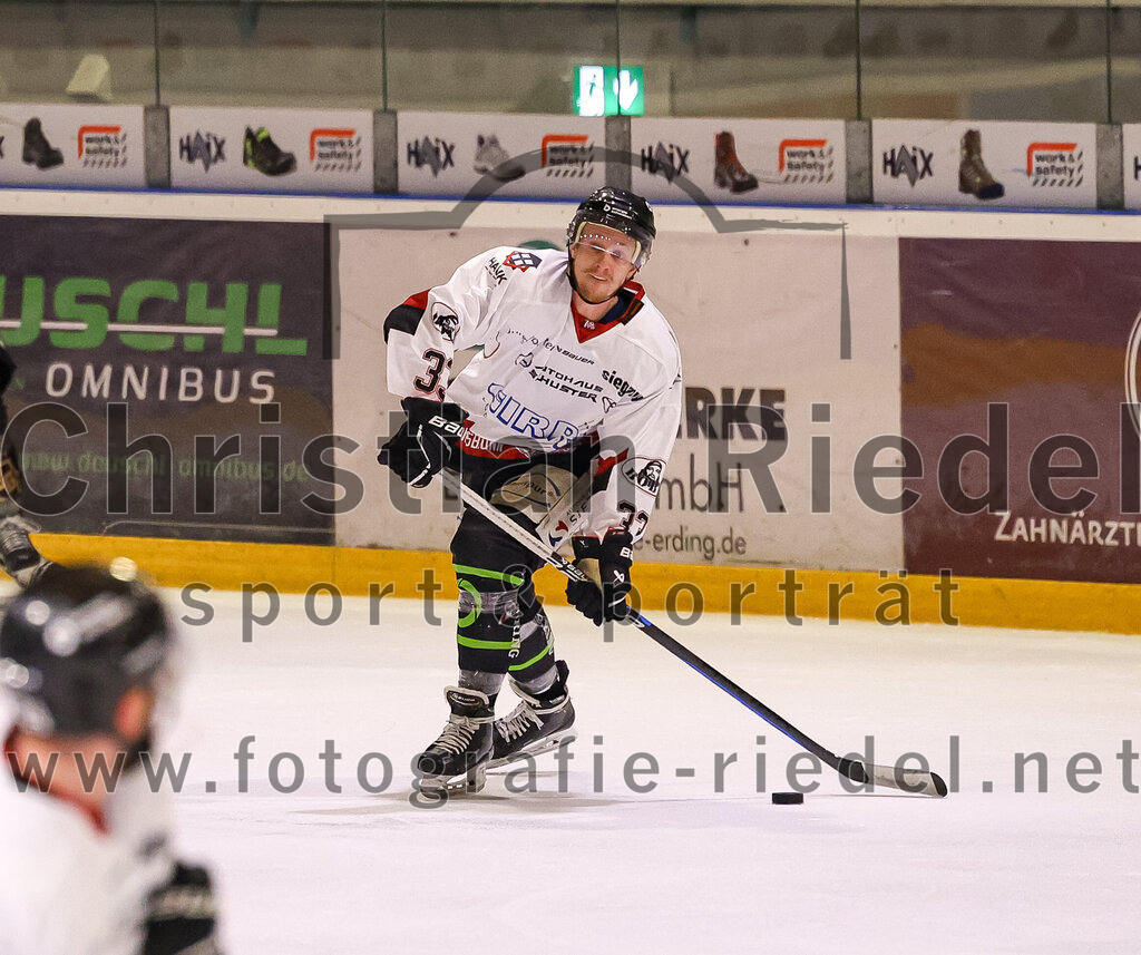 2024-03-15_014_TSV_Erding_gegen_EHC_Koenigsbrunn | Erding, Deutschland, 15.03.2024:
Eishockey, Bayernliga Playoffs 2023 / 2024, 3. Spieltag, TSV Erding gegen EHC Königsbrunn, Endergebnis: 3:4 n. V.

Peter Brückner (EHC Königsbrunn, #33)

Foto: Christian Riedel / fotografie-riedel.net