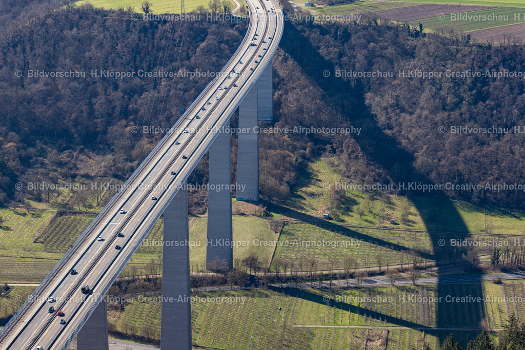 Luftbilder Winningen-9904 | Luftbildfotografie Streckenführung und Fahrspuren im Verlauf der Autobahn- Brücke der BAB A" Moseltalbrücke " an der Straße Moseltalbrücke BAB A61 in Winningen im Bundesland Rheinland-Pfalz, Deutschland - Realisiert mit Pictrs.com