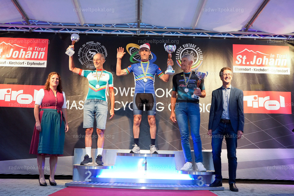 1266_20230817_Bewerb_Maenner_Muehlanger | AUT - OESTERREICH, 2023-08-16: SPORT RENNRAD-FAHREN - 55. INTERNATIONALER RADWELTPOKAL IN ST. JOHANN IN TIROL  - Vintage-Radrennen mit WM-Bronze-Medaillen-Siegerin Christina Schweinberger, den Teilnehmer und Alexander Baumann (vom Orginastions-Team) - TAG 2 BEWERB MAENNER IN SECHS GRUPPEN  ; Foto: Roland Muehlanger