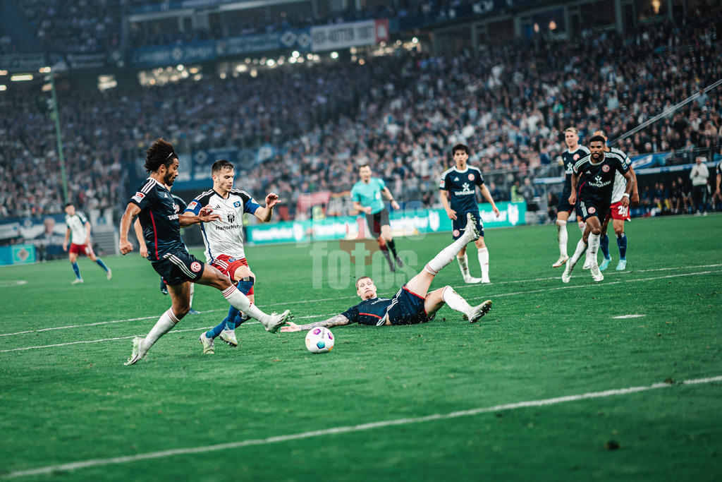 Fußball | Männer | Saison 2023/2024 | 2. Fußball-Bundesliga | Hamburger SV vs. Fortuna Düsseldorf | 29.09.2023 | Laszlo Benes (#8, HSV) wird von Emmanuel Iyoha (#19, Fortuna Düsseldorf) zu Fall gebracht per Foul es gibt Elfmeter