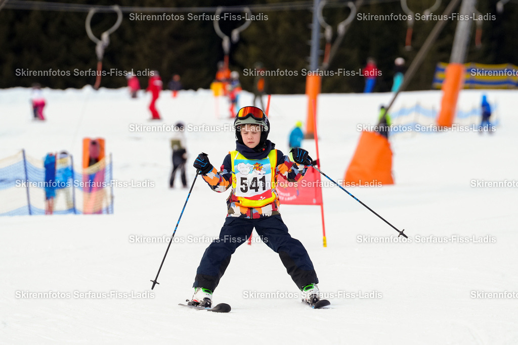 SRF_02.01.2026_0932 | Skirennfotos,Serfaus,Fiss,Ladis,Kinderskirennen,Winter,Tirol,Oberland,skirace,SFL,feelfree,weil wir's genießen,ski,Ski,skifahren,Sonnenplateau, - Realisiert mit Pictrs.com