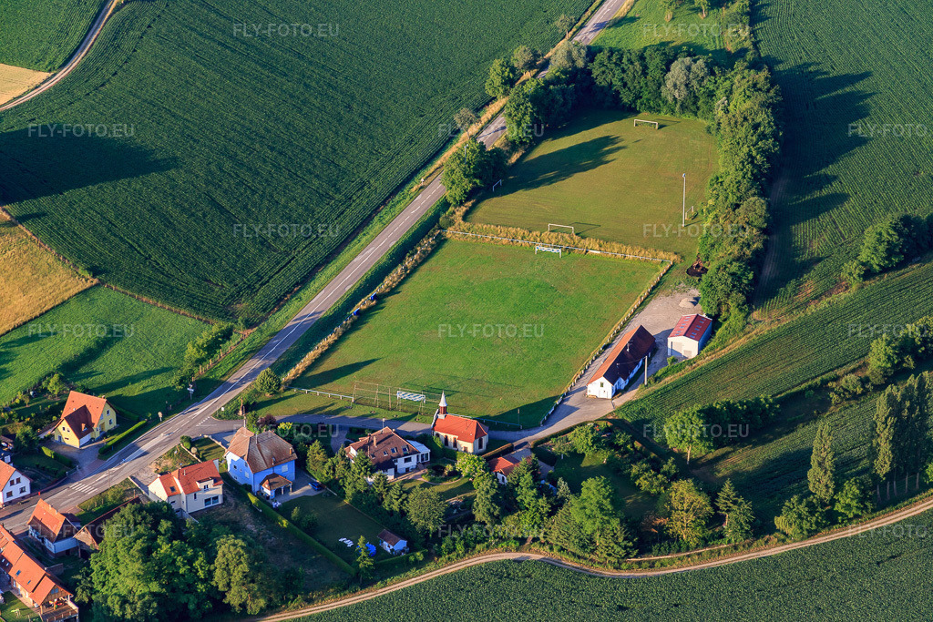 Vue aérienne: Terrain de football et Chapelle Saint-Antoine à Neewiller-près-Lauterbourg dans le département Bas Rhin, France – .Photo: IMG_082908.jpg prise le 26/06/2015 par Werner Riehm/FLY-FOTO.eu – Résolution de l'original: 5472 x 3648 px