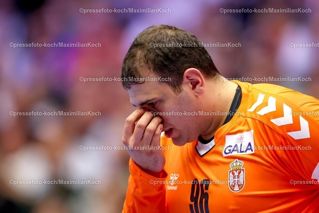EHF15012601119 | 15.01.2026, Handball, Men's EHF EURO 2026, Spanien - Serbien, Jyske Bank Boxen in Herning, Dänemark, Preliminary Round:  Dejan Milosavljev (Serbien #96) mit Schmerzen im Gesicht Nase