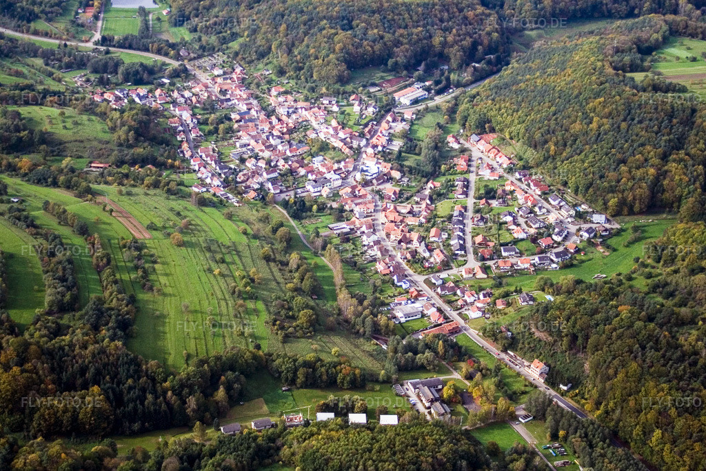 Luftbild: Dorf im Pfälzerwald von Osten in Silz im Bundesland Rheinland-Pfalz in Deutschland. Foto: IMG_4409.jpg vom 22.10.2006 durch Werner Riehm/FLY-FOTO.de