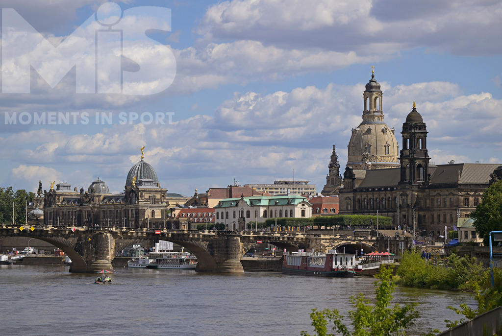 mis_180921bf01.JPG | 12.07.2022, Stadtrundgang Dresden in Sachsen, Historische Augustusbrücke über der Elbe. Rechts die Altstadt mit der Frauenkirche, links Glaskuppel der Hochschule für bildende Künste mit dem Goldenen Engel auf der sogenannten "Zitronenpresse" - Realisiert mit Pictrs.com